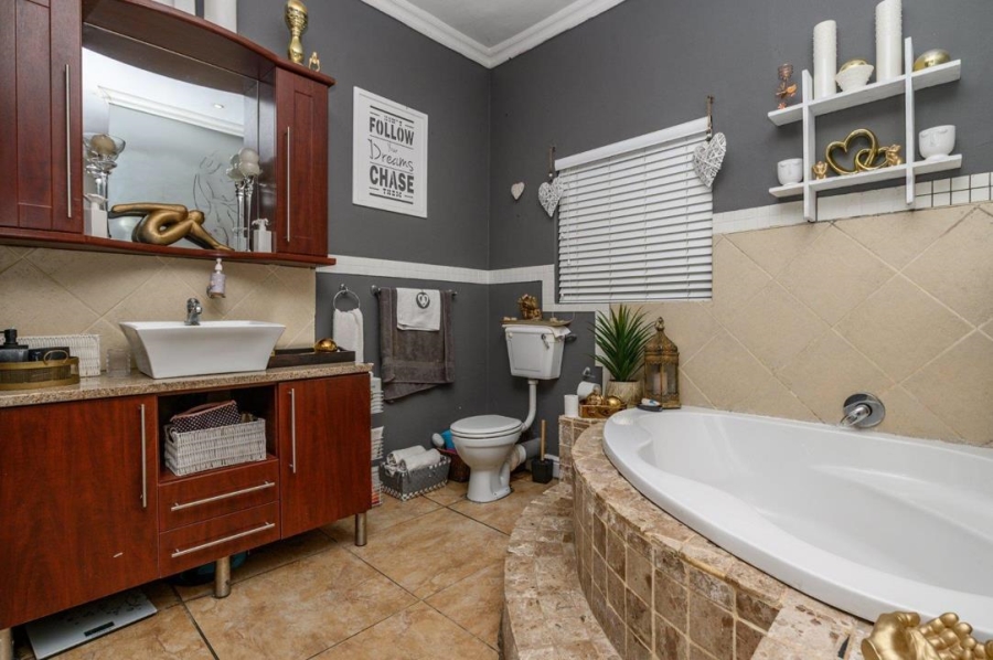 5 Bedroom Property for Sale in Van Riebeeck Hoogte Eastern Cape